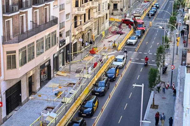 The new configuration of Balmes, with one less lane, is already visible as the works progress