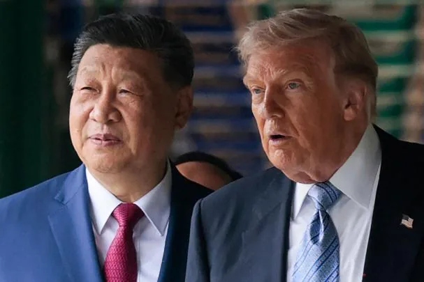 The presidents of China and the U.S., Xi Jinping and Donald Trump, during their friendly walk this Friday through the gardens of Zhongnanhai, the historic residence of the communist nomenklatura