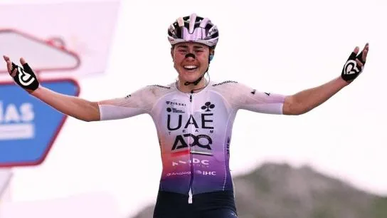 Despite being second, Paula Blasi celebrated her final victory at the finish line
