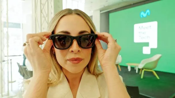 Content creator Carmen Santaella uses Ray-Ban Meta glasses in her daily life to take photos, send messages, translate conversations, or consult AI without touching the phone