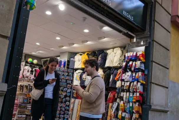 Los comerciantes de siempre denuncian que cada vez abren más tiendas dedicadas a los souvenirs