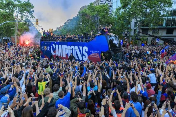 The parade makes its way leaving Passeig de Gràcia behind