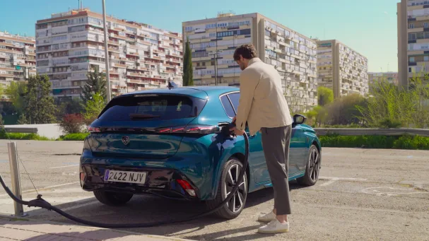 El modo 100% eléctrico del nuevo Peugeot 308 permite cargar la batería del 20% al 80% en tan solo 32 minutos