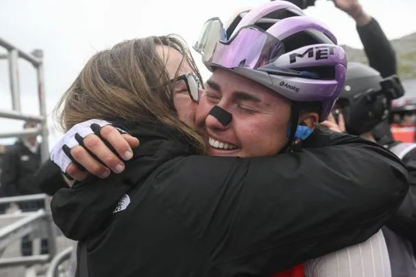 Paula Blasi embraces her mother at the summit of L'Angliru