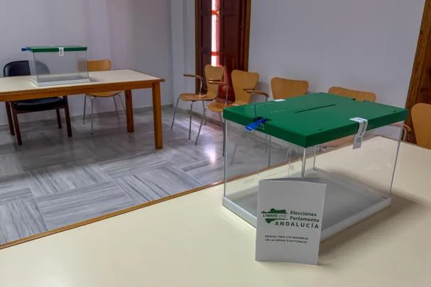 Varias urnas preparadas en el colegio electoral de Castilleja de Guzmán, en Sevilla.