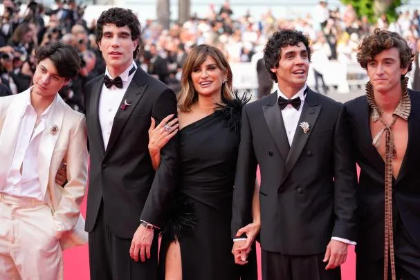 Milo Quifes, Javier Calvo, Penélope Cruz, Javier Ambrossi y Guitarricadelafuente posan en la alfombra roja