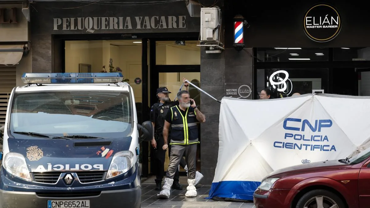 A 26-year-old man arrested for fatally stabbing another in a hair salon in Valencia