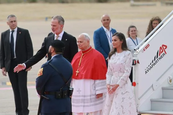 The Kings have received the Pope at the foot of the plane's steps on which he traveled from Rome