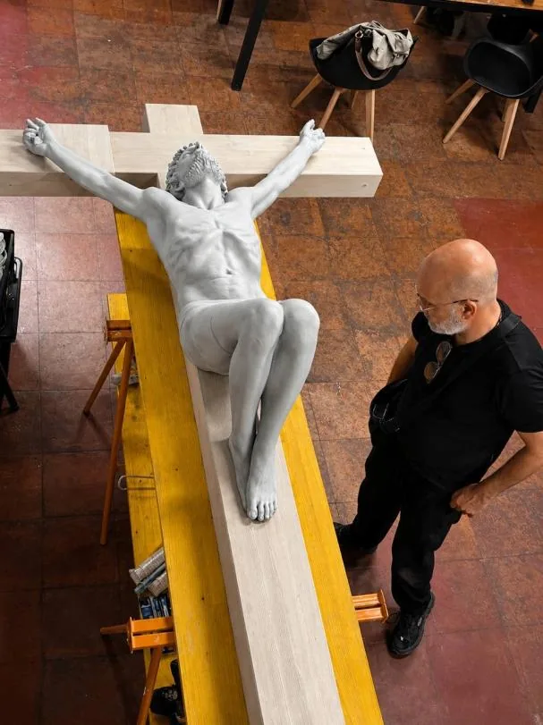 Bartumeus, next to the Christ on the cross he created to welcome the Pope in Barcelona. 