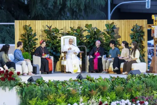 Half a million young people embrace the Pope on his first big Madrid night