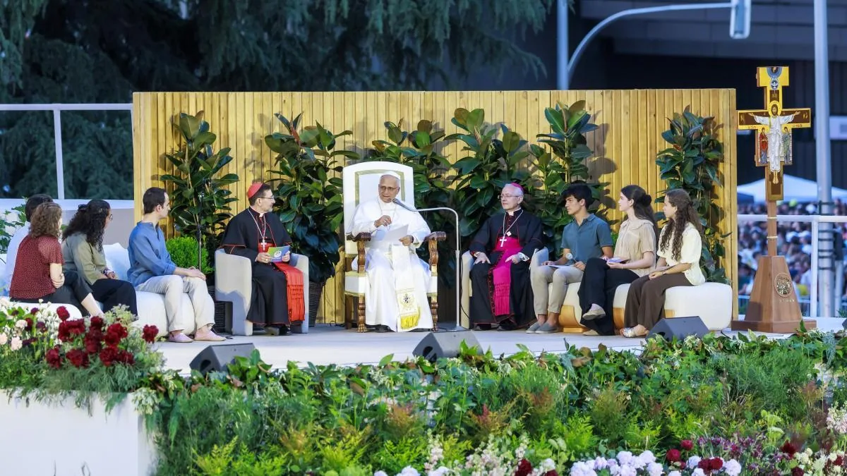 Half a million young people embrace the Pope on his first big Madrid night