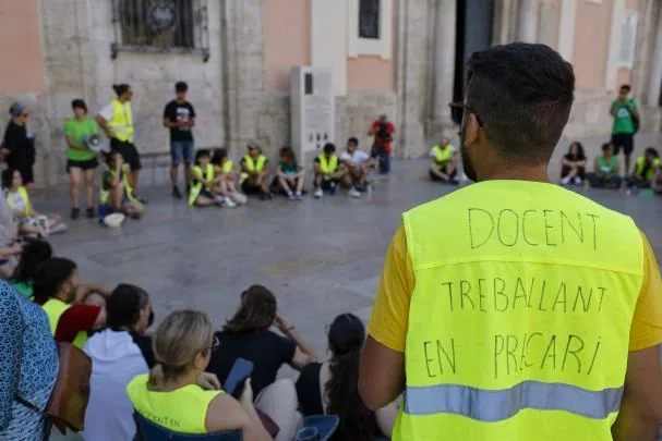 Teachers who started a camp on Monday night in the Plaza de la Virgen in Valencia