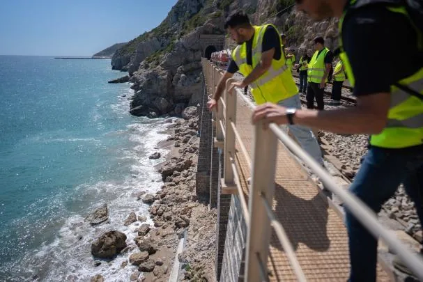 Uno de los pilares junto al mar que se han rehabilitado para reforzar la estructura