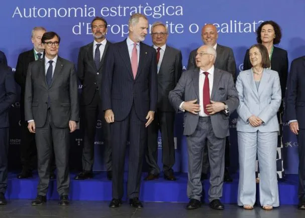 The King, in the center with the attendees of the Cercle sessions