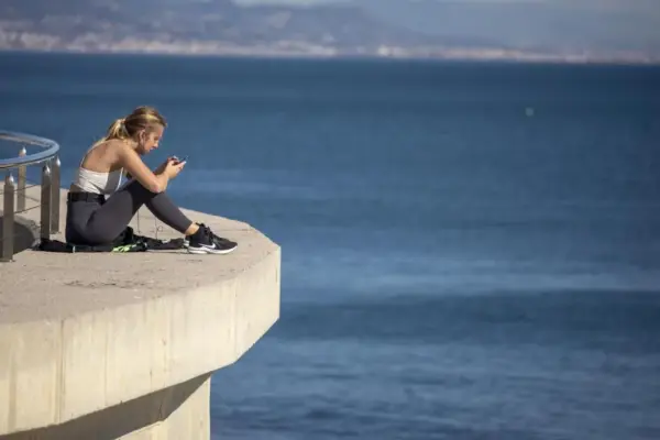 The tyranny of the mobile phone, also for dating: Generation Z needs constant communication