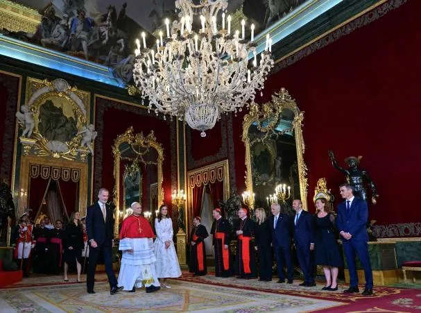 The Kings and the Pope with the State authorities, led by the Prime Minister, Pedro Sánchez, in the Throne Room of the Royal Palace