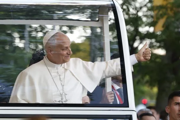 El papa León XIV saluda a los fieles desde el papamóvil a su llegada a la Plaza de Lima, en Madrid