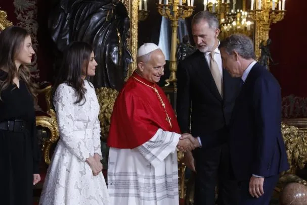 Alberto Núñez Feijóo saluda al Papa en presencia de los Reyes.