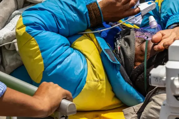 Miracle on Everest: missing Sherpa found alive six days ago at over 7,300 meters