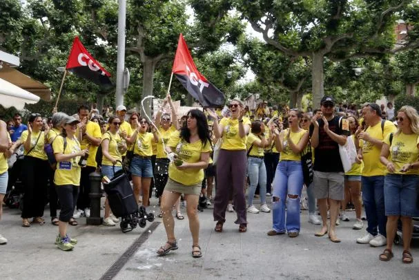 Un grupo de docentes aplaudiendo este jueves a una compañera que descorcha una botella de cava tras conocer el resultado de la consulta