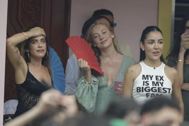 Actress María León, Esther Expósito and another VIP guest in 'La casita' 