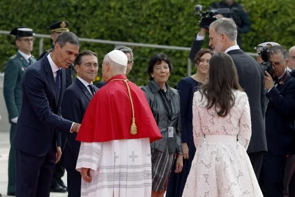 El papa León XIV es recibido por el presidente del Gobierno, Pedro Sánchez.