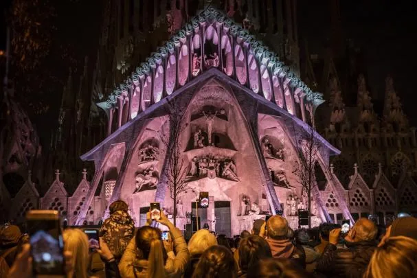 El público inmortaliza el espectáculo de luces en la fachada de la Pasión, en el 2019
