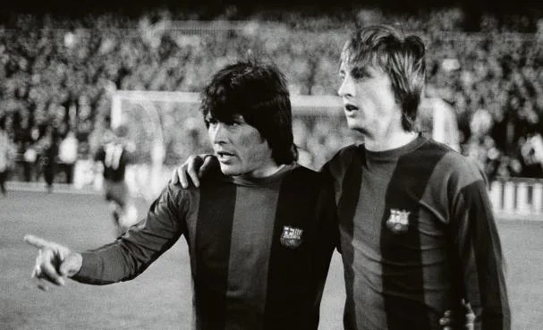  The Dutch Johan Cruyff and the Peruvian Hugo Sotil pose during warm-up exercises, before playing the match between Real Madrid and FC Barcelona. EFE