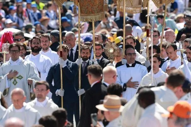 Pope's procession after mass in Cibeles