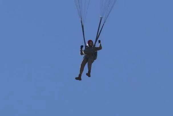 Leonor descending by parachute at the Alcantarilla Air Base (Murcia)