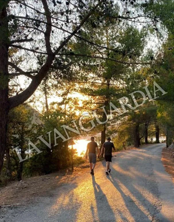 Isak y Jonathan Andic comparten una ruta a pie en una isla griega, en las vacaciones familiares de agosto del 2021