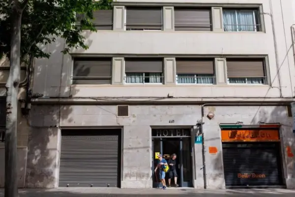 They carve up a building in Barcelona into illegal 20m2 tourist flats: “I've never been in a shabbier place”