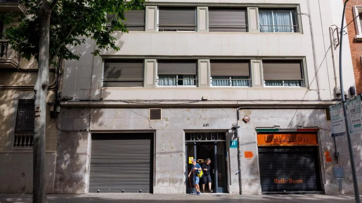 They carve up a building in Barcelona into illegal 20m2 tourist flats: “I've never been in a shabbier place”