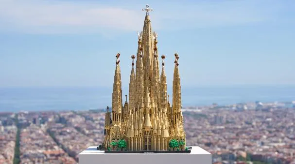 Scale model of the Sagrada Familia, record number of pieces for the Danish brand