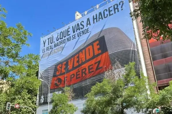 Riquelme attacks Florentino Pérez with a new banner for the sale of the club