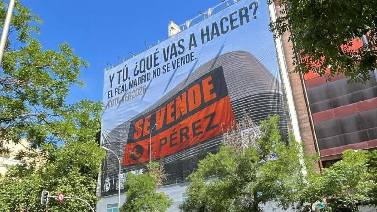 Riquelme attacks Florentino Pérez with a new banner for the sale of the club