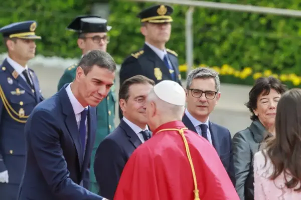 The Pope, received with state honors and a mass reception