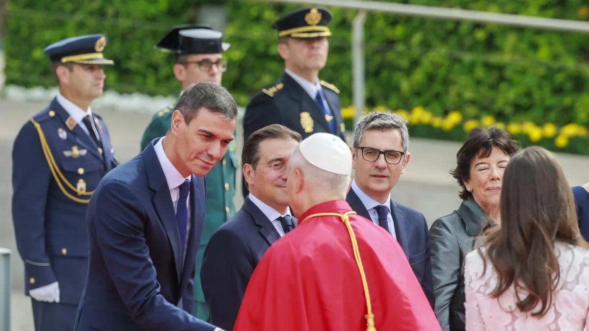 The Pope, received with state honors and a mass reception