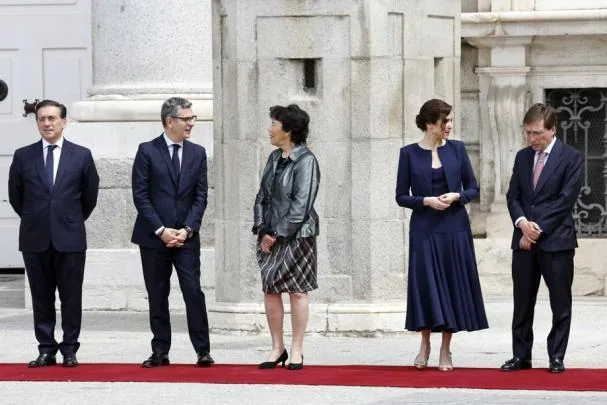 Distancia entre miembros del Gobierno y las autoridades madrileñas en el Palacio Real.