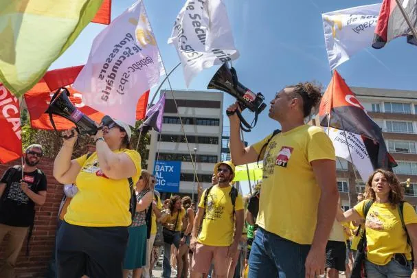 Protesta de profesores y sindicatos delante del Departament d'Educació. 