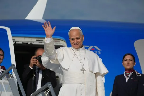 The Pope boards the plane to fly to Madrid and begin his official visit to Spain