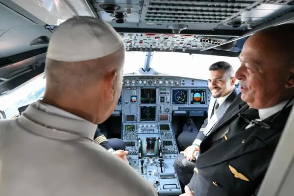 The Pope begins his tour of a tense Spain, amidst high political tension