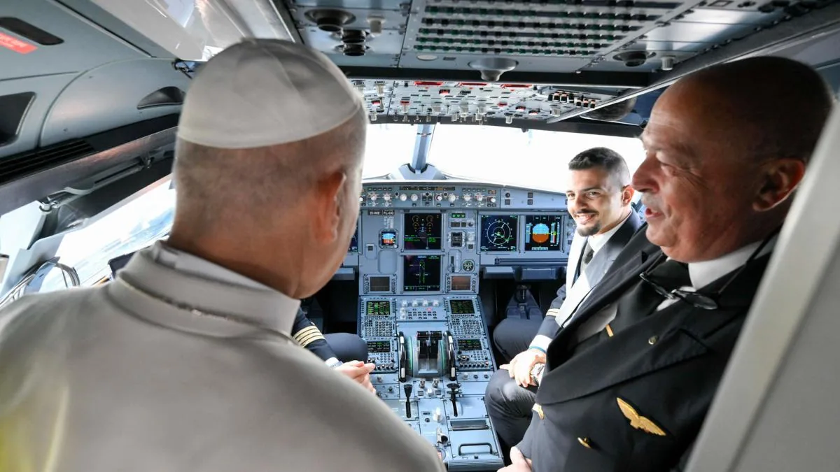 The Pope begins his tour of a tense Spain, amidst high political tension