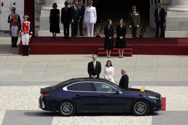 El Papa desciende del coche oficial.