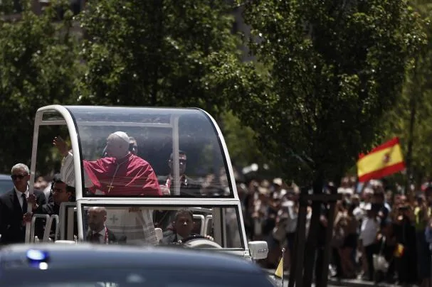 Su primer recorrido por la capital, donde había muchos feligreses.