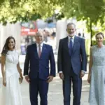 Letizia, in white, and Charlene, in blue: a queen and a princess stroll through the garden