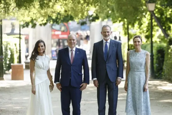 Letizia, in white, and Charlene, in blue: a queen and a princess stroll through the garden