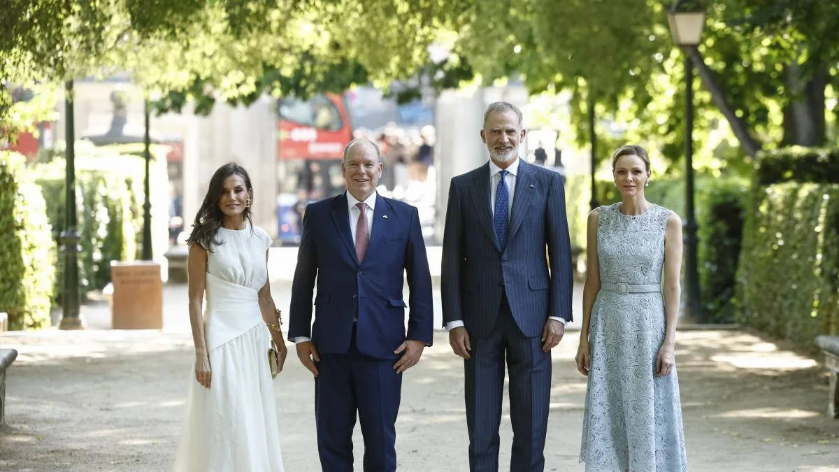 Letizia, in white, and Charlene, in blue: a queen and a princess stroll through the garden