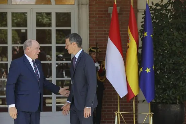 The President of the Government of Spain, Pedro Sánchez, has received Albert of Monaco at the Moncloa Palace 