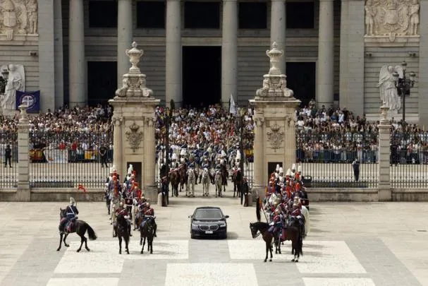 Llegada del coche cerrado del Papa al Palacio Real.